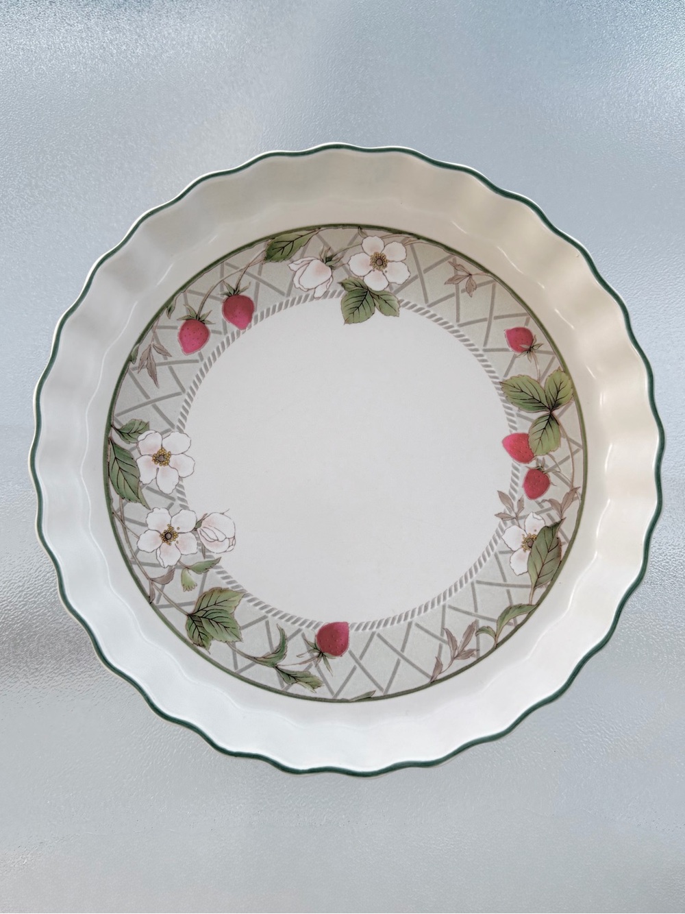 Mikasa Intaglio Strawberry Fair Quiche or Tart 10” Stoneware Dish